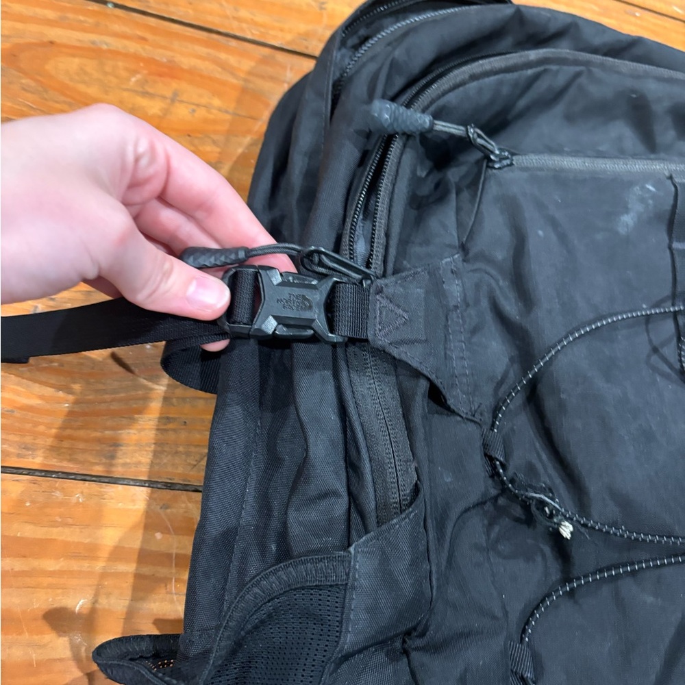 (979)*NORTH FACE BLACK BACKPACK* - Picture 4 of 11